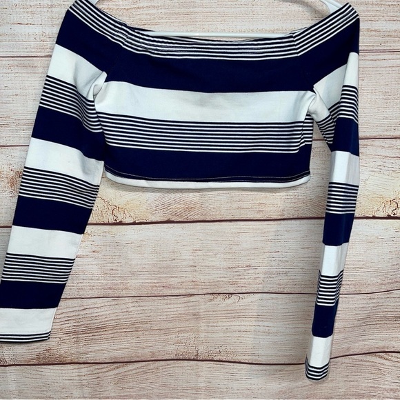 Tobi Off The Shoulder Crop Top - Picture 5 of 8